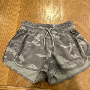 Athleta Girl All Play Short in light grey camo size XS/6